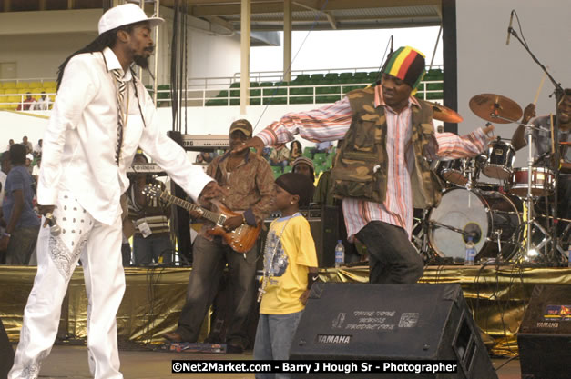 Beenie Man - Cure Fest 2007 - Longing For Concert at Trelawny Multi Purpose Stadium, Trelawny, Jamaica - Sunday, October 14, 2007 - Cure Fest 2007 October 12th-14th, 2007 Presented by Danger Promotions, Iyah Cure Promotions, and Brass Gate Promotions - Alison Young, Publicist - Photographs by Net2Market.com - Barry J. Hough Sr, Photographer - Negril Travel Guide, Negril Jamaica WI - http://www.negriltravelguide.com - info@negriltravelguide.com...!