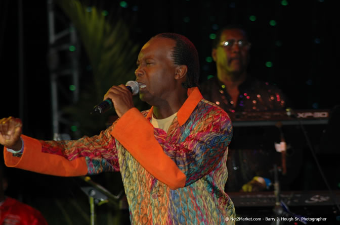 Tribute to Byron Lee and The Dragonaires - 50 Years in the Music Industry - Air Jamaica Jazz & Blues Festival 2006 - The Art of Music - Cinnamon Hill Golf Club - Rosehall Resort & Country Club, Montego Bay, Jamaica W.I. - Thursday, Saturday 28, 2006 - Negril Travel Guide, Negril Jamaica WI - http://www.negriltravelguide.com - info@negriltravelguide.com...!