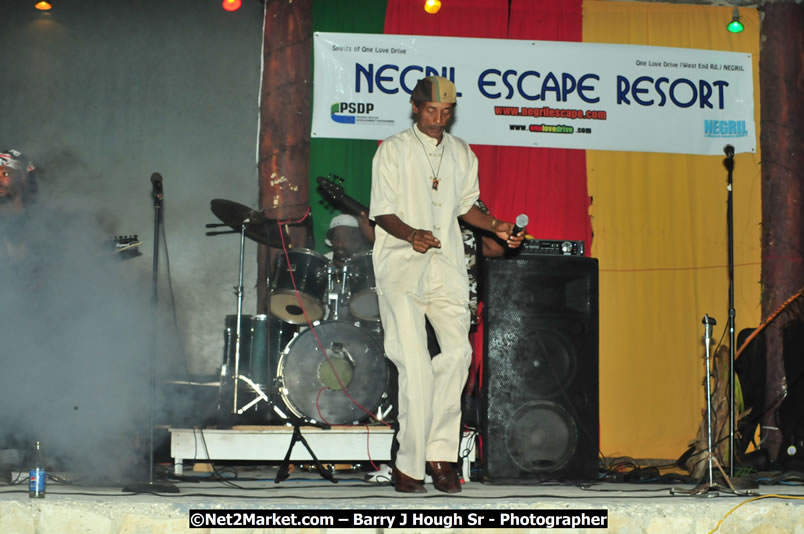 Beenie Man - Live in Concert, plus Hiyah Grade Band @ The Sunset Show @ Negril Escape Resort and Spa, Tuesday, February 3, 2009 - Live Reggae Music at Negril Escape - Tuesday Nights 6:00PM to 10:00 PM - One Love Drive, West End, Negril, Westmoreland, Jamaica W.I. - Photographs by Net2Market.com - Barry J. Hough Sr, Photographer/Photojournalist - The Negril Travel Guide - Negril's and Jamaica's Number One Concert Photography Web Site with over 40,000 Jamaican Concert photographs Published -  Negril Travel Guide, Negril Jamaica WI - http://www.negriltravelguide.com - info@negriltravelguide.com...!