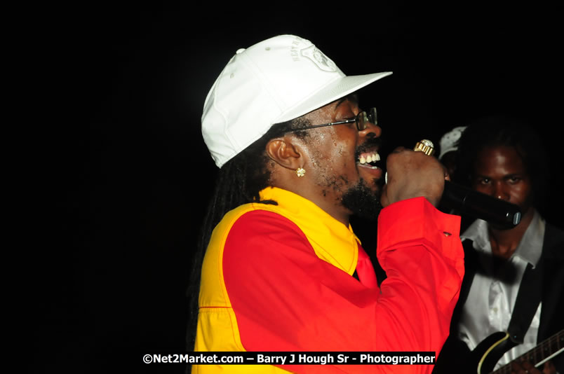 Beenie Man - Live in Concert, plus Hiyah Grade Band @ The Sunset Show @ Negril Escape Resort and Spa, Tuesday, February 3, 2009 - Live Reggae Music at Negril Escape - Tuesday Nights 6:00PM to 10:00 PM - One Love Drive, West End, Negril, Westmoreland, Jamaica W.I. - Photographs by Net2Market.com - Barry J. Hough Sr, Photographer/Photojournalist - The Negril Travel Guide - Negril's and Jamaica's Number One Concert Photography Web Site with over 40,000 Jamaican Concert photographs Published -  Negril Travel Guide, Negril Jamaica WI - http://www.negriltravelguide.com - info@negriltravelguide.com...!