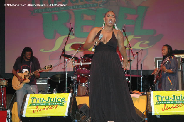 Diana King @ Tru-Juice Rebel Salute 2007 - Saturday, January 13, 2007, Port Kaiser Sports Club, St. Elizabeth - Negril Travel Guide, Negril Jamaica WI - http://www.negriltravelguide.com - info@negriltravelguide.com...!