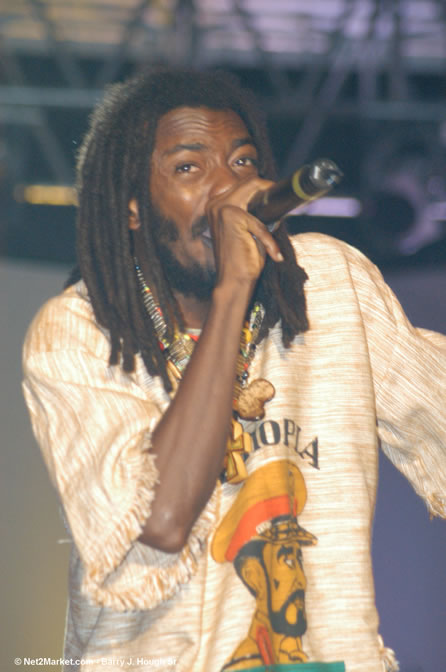 IWayne - Red Stripe Reggae Sumfest 2005 - Dancehall Night - July 21th, 2005 - Negril Travel Guide, Negril Jamaica WI - http://www.negriltravelguide.com - info@negriltravelguide.com...!