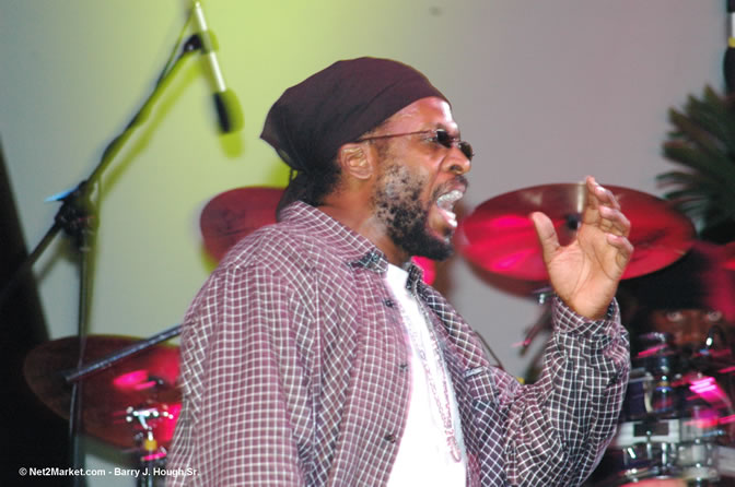 iNi Kamoze - Red Stripe Reggae Sumfest 2005 - International Night #2 - July 23th, 2005 - Negril Travel Guide, Negril Jamaica WI - http://www.negriltravelguide.com - info@negriltravelguide.com...!