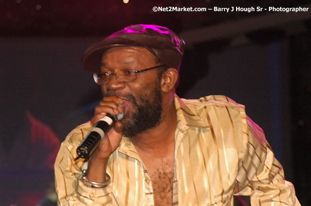 Beres Hammond - Red Stripe Reggae Sumfest 2007 - Zenith - Saturday, July 21, 2007 - Catherine Hall, Montego Bay, St James, Jamaica W.I. - Negril Travel Guide, Negril Jamaica WI - http://www.negriltravelguide.com - info@negriltravelguide.com...!