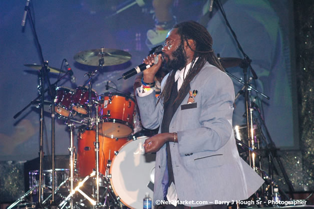 Tarrus Riley - Red Stripe Reggae Sumfest 2007 - Zenith - Saturday, July 21, 2007 - Catherine Hall, Montego Bay, St James, Jamaica W.I. - Negril Travel Guide, Negril Jamaica WI - http://www.negriltravelguide.com - info@negriltravelguide.com...!