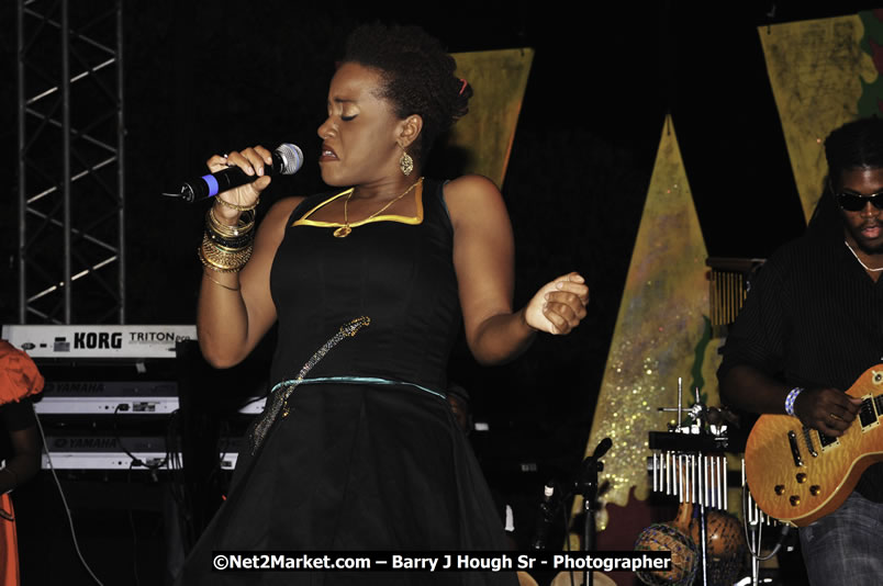 Etana @ Red Stripe Reggae Sumfest 2008 International Night 2, Catherine Hall, Montego Bay - Saturday, July 19, 2008 - Reggae Sumfest 2008 July 13 - July 19, 2008 - Photographs by Net2Market.com - Barry J. Hough Sr. Photojournalist/Photograper - Photographs taken with a Nikon D300 - Negril Travel Guide, Negril Jamaica WI - http://www.negriltravelguide.com - info@negriltravelguide.com...!