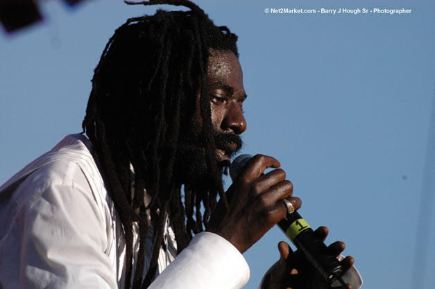 Buju Banton - Red Stripe Reggae Sumfest 2006 - The Summit - Jamaica's Greatest, The World's Best - Saturday, July 22, 2006 - Montego Bay, Jamaica - Negril Travel Guide, Negril Jamaica WI - http://www.negriltravelguide.com - info@negriltravelguide.com...!