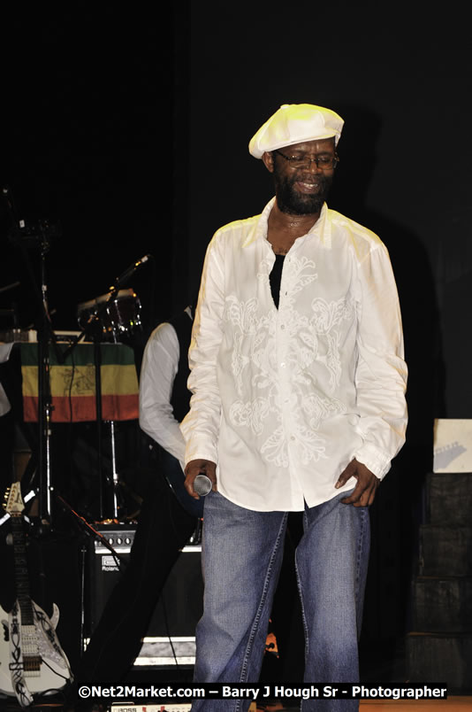 Beres Hammond @ Reggae Sumfest 2008 International Night 2, Catherine Hall, Montego Bay - Saturday, July 19, 2008 - Reggae Sumfest 2008 July 13 - July 19, 2008 - Photographs by Net2Market.com - Barry J. Hough Sr. Photojournalist/Photograper - Photographs taken with a Nikon D300 - Negril Travel Guide, Negril Jamaica WI - http://www.negriltravelguide.com - info@negriltravelguide.com...!