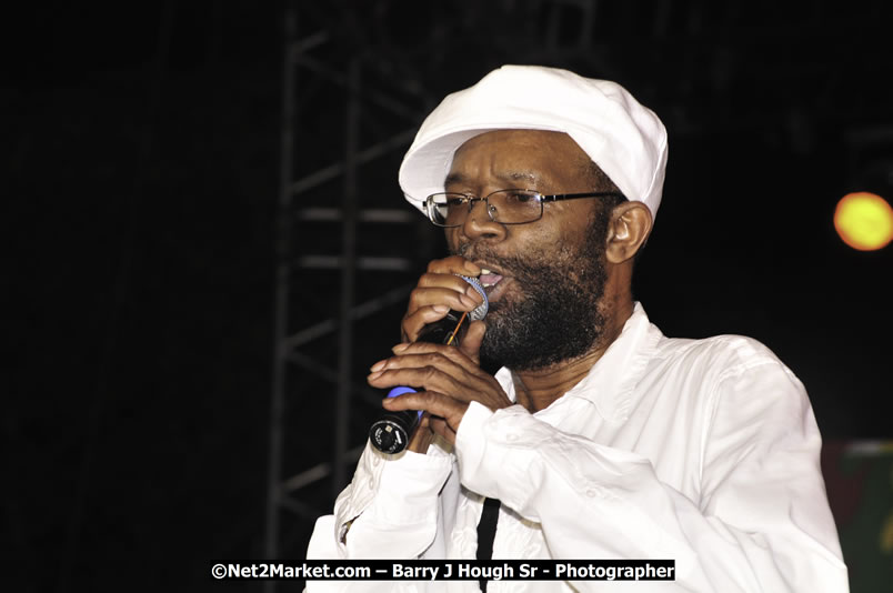 Beres Hammond @ Reggae Sumfest 2008 International Night 2, Catherine Hall, Montego Bay - Saturday, July 19, 2008 - Reggae Sumfest 2008 July 13 - July 19, 2008 - Photographs by Net2Market.com - Barry J. Hough Sr. Photojournalist/Photograper - Photographs taken with a Nikon D300 - Negril Travel Guide, Negril Jamaica WI - http://www.negriltravelguide.com - info@negriltravelguide.com...!