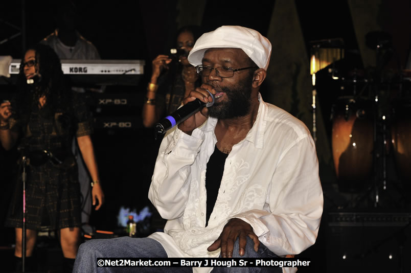 Beres Hammond @ Reggae Sumfest 2008 International Night 2, Catherine Hall, Montego Bay - Saturday, July 19, 2008 - Reggae Sumfest 2008 July 13 - July 19, 2008 - Photographs by Net2Market.com - Barry J. Hough Sr. Photojournalist/Photograper - Photographs taken with a Nikon D300 - Negril Travel Guide, Negril Jamaica WI - http://www.negriltravelguide.com - info@negriltravelguide.com...!