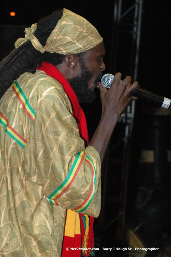 History Man - Smile Jamaica, Nine Miles, St Anns, Jamaica - Saturday, February 10, 2007 - The Smile Jamaica Concert, a symbolic homecoming in Bob Marley's birthplace of Nine Miles - Negril Travel Guide, Negril Jamaica WI - http://www.negriltravelguide.com - info@negriltravelguide.com...!