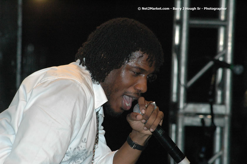 Wayne Marshall - Smile Jamaica, Nine Miles, St Anns, Jamaica - Saturday, February 10, 2007 - The Smile Jamaica Concert, a symbolic homecoming in Bob Marley's birthplace of Nine Miles - Negril Travel Guide, Negril Jamaica WI - http://www.negriltravelguide.com - info@negriltravelguide.com...!